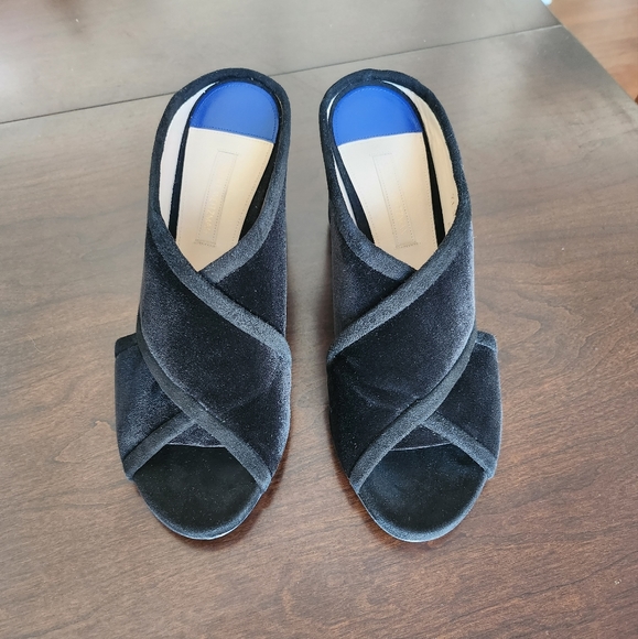 Stuart Weitzman - Picture 3 of 6